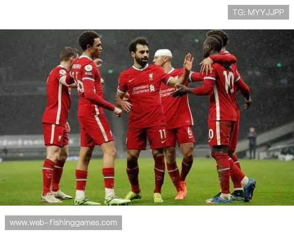 安菲尔德全场高歌《你永不独行》，阿诺德回归遭嘘声与掌声交织