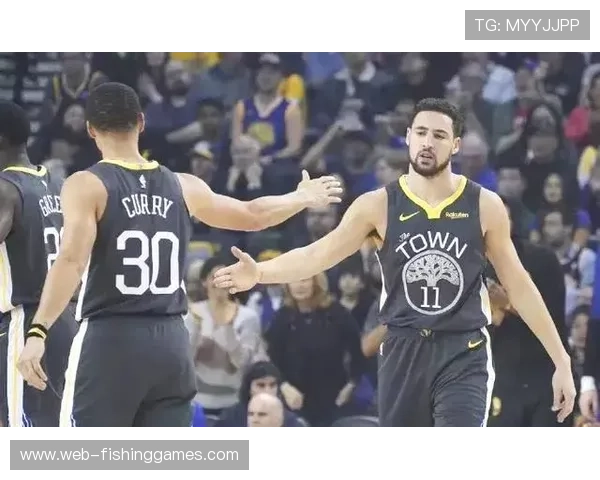 “鹈鹕步行者第三节对攻，墨菲三分连中缩小分差”