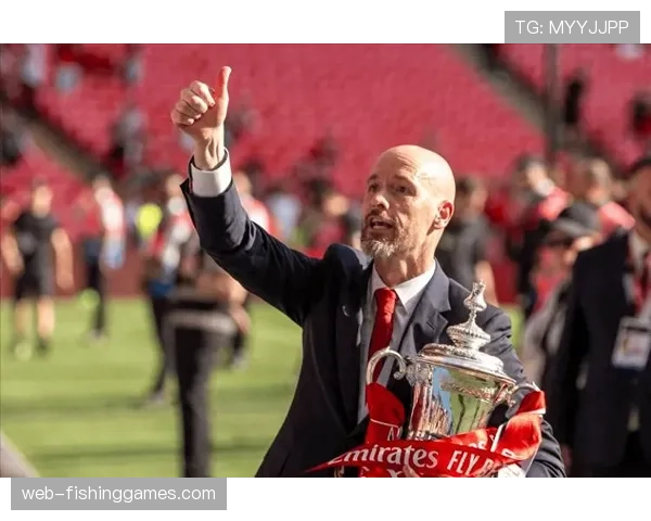 前曼联主帅滕哈赫接受采访，为其在任期间坚持的“4-2-2-2”窄形阵型辩护